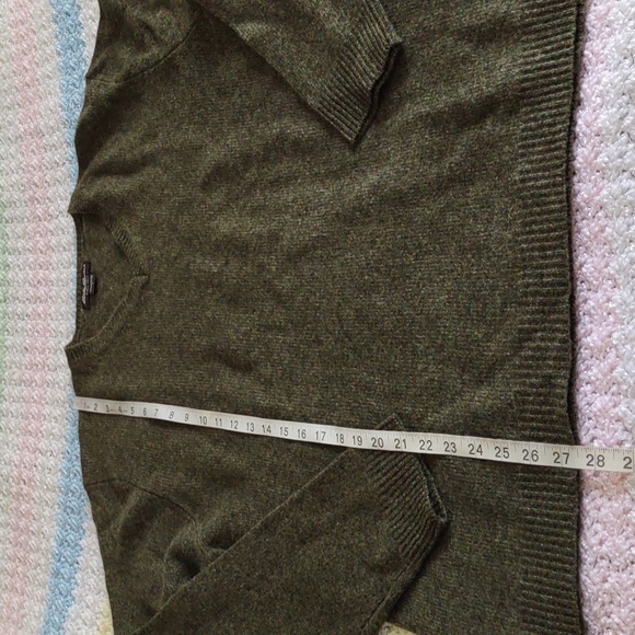 Eddie Bauer Large 100% Lambswool Olive Green V-Neck Sweater - Picture 4 of 12